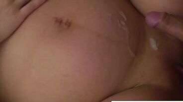 Чувак трахнул беременную мачеху с большими сиськами и кончил на животик