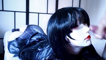 Милашка косплея трахается в домашнем порно и получает сперму