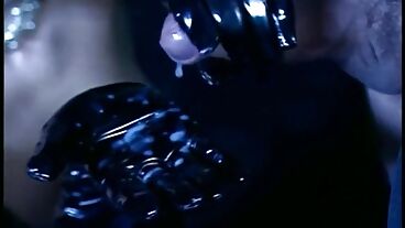 Красавица в черном латексе трахается в жопу и получает сперму